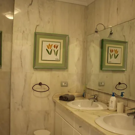 2 Bed Apartment With Fantastic Views *